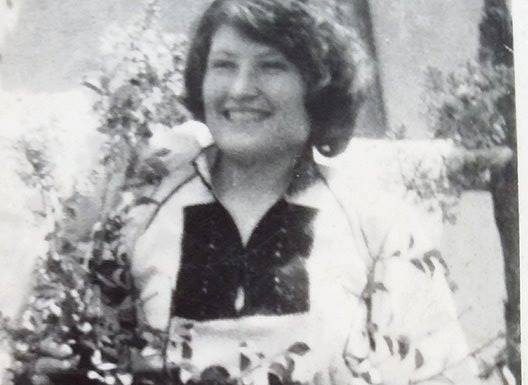 Аница Велкова во народна носија
