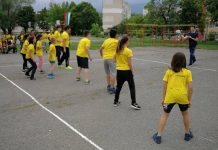 – Игра: Народна топка