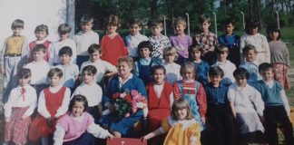 Учителката Анче со своето одделение-1989