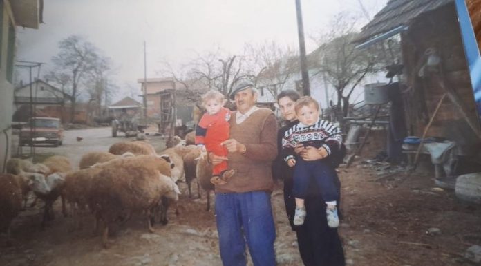 Санде Симоновски со внука и правнуци