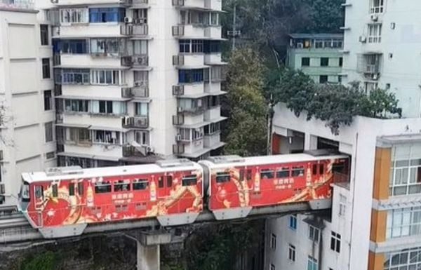 Зграда низ која поминува воз