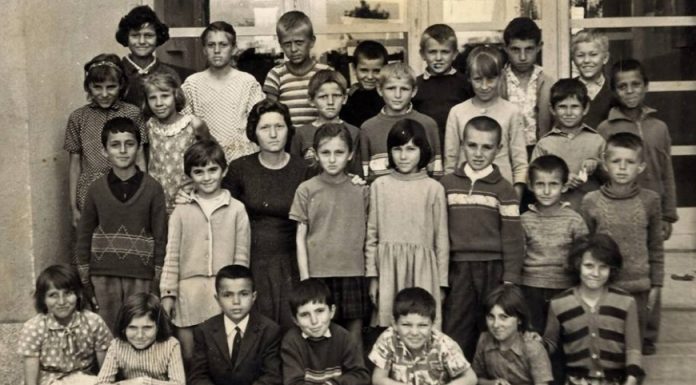 Учителката Љубинка со своето одделение